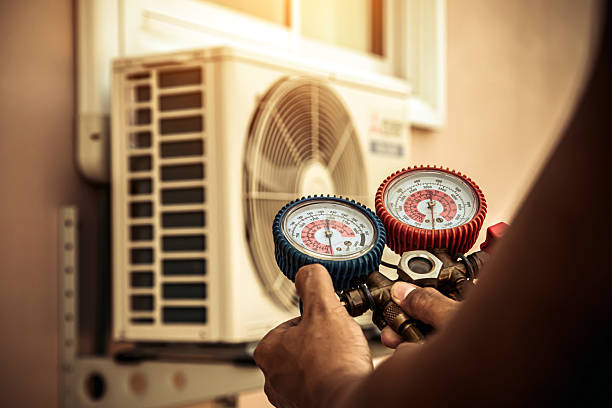 Professional Hvac technician working in Tarpon Springs, FL